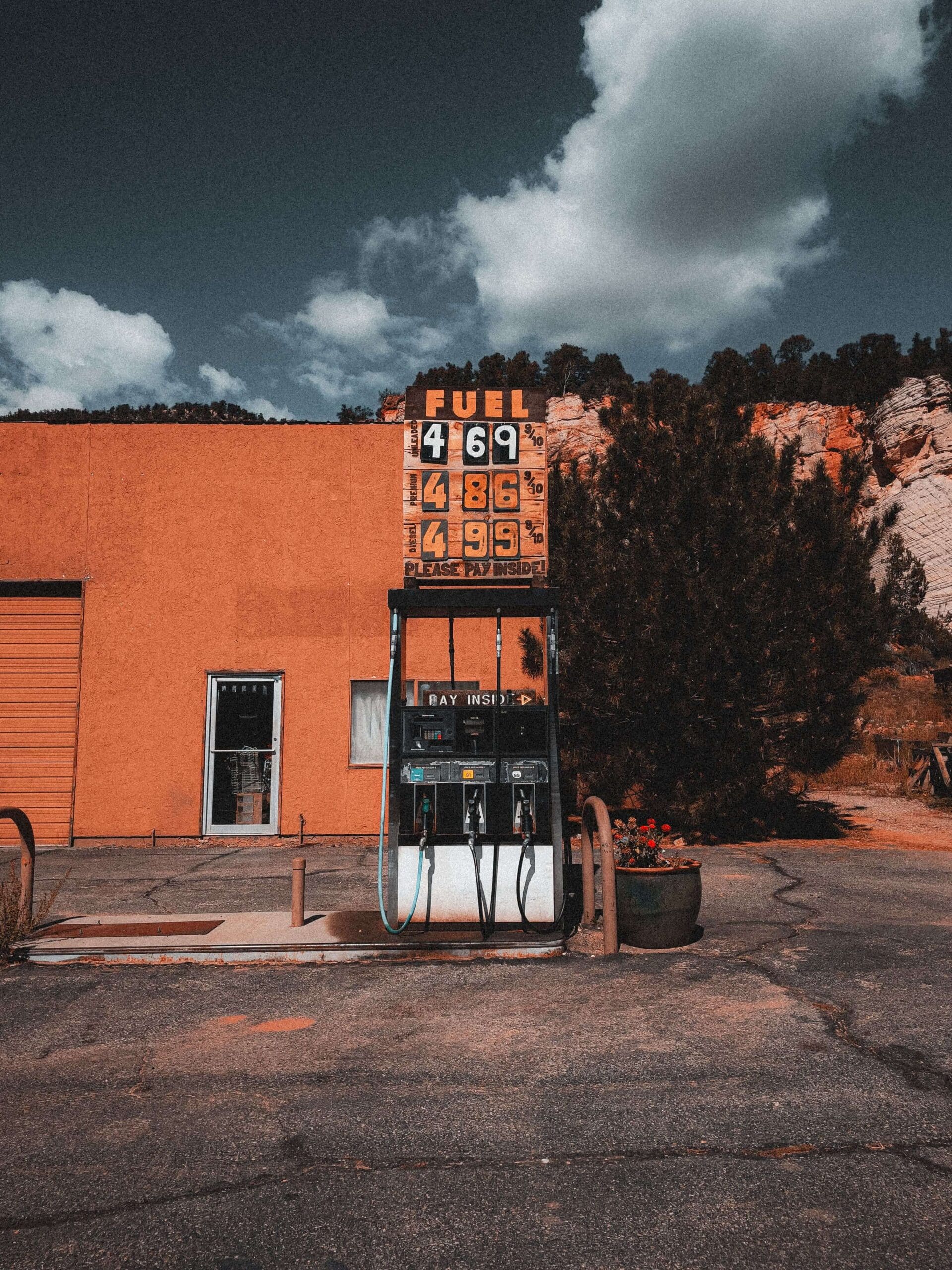 Rising oil prices at a gas pump pushed Arizona mortgage rates up this week in August 2026